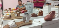 Realizan feria de calzado y artesanía en Plaza de la Mujer
