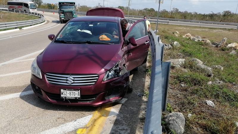 Familia sufre siniestro vial en “caracol” de la Mérida-Campeche 