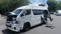 Camioneta choca con unidad de transporte foráneo