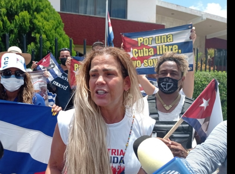 Niurka Marcos se suma a protestas por represión en Cuba