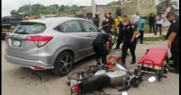 Turistas atropellan y causan lesiones a motociclista