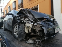 Siniestro vial en el Centro de Mérida deja daños materiales