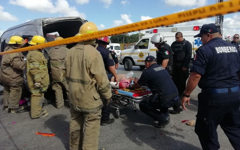 Aparatoso accidente deja al menos 12 heridos en la Mérida-Cancún