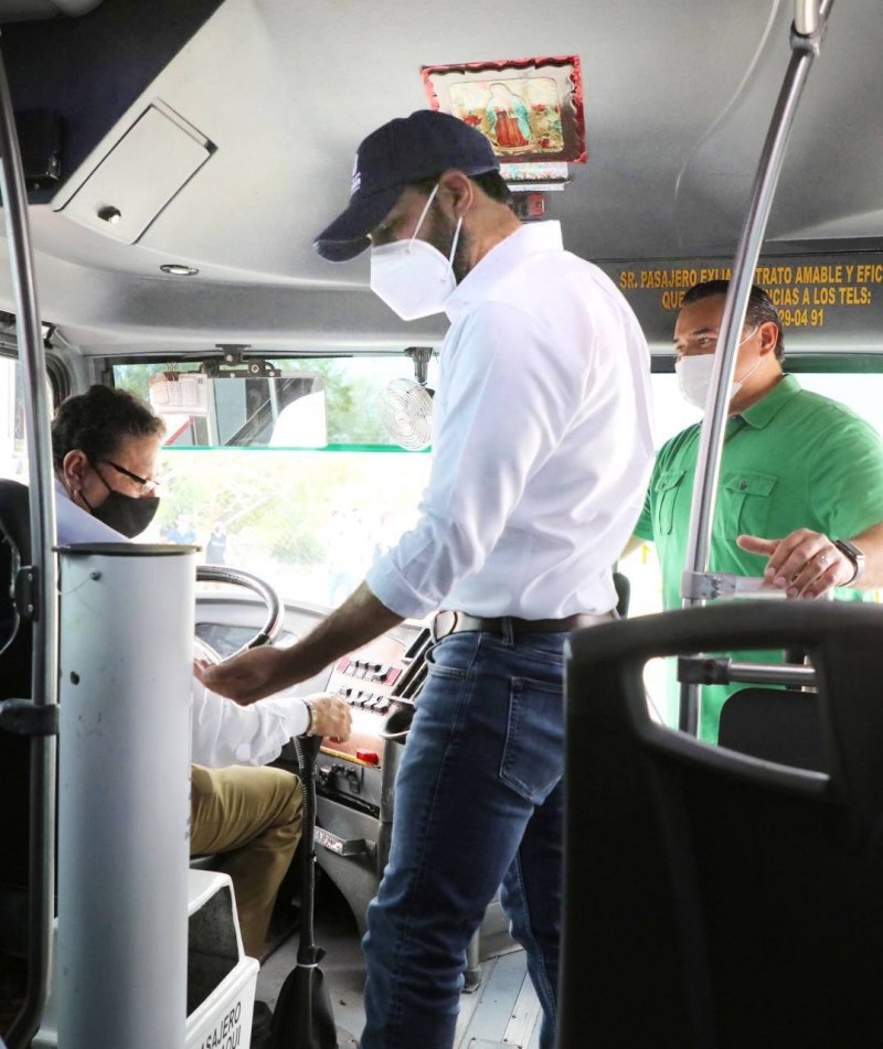 Instalan en autobuses del transporte público dispensadores de gel antibacterial