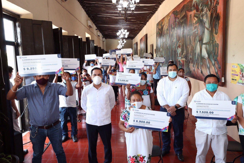 Entrega gobernador Vila apoyos a artesanos en Valladolid