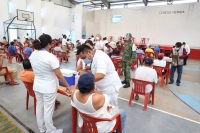 Adultos mayores de los Ceresos de Yucatán reciben vacuna contra el coronavirus 