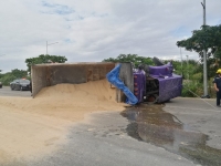 Vuelca tráiler en Periférico de Mérida; no tenía seguro