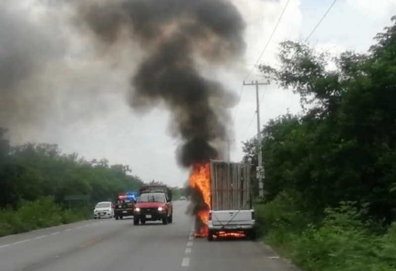 Camioneta de fletes arde en llamas en la Mérida-Chicxulub