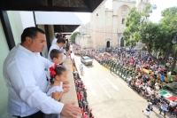 Alcalde presencia desfile cívico-militar