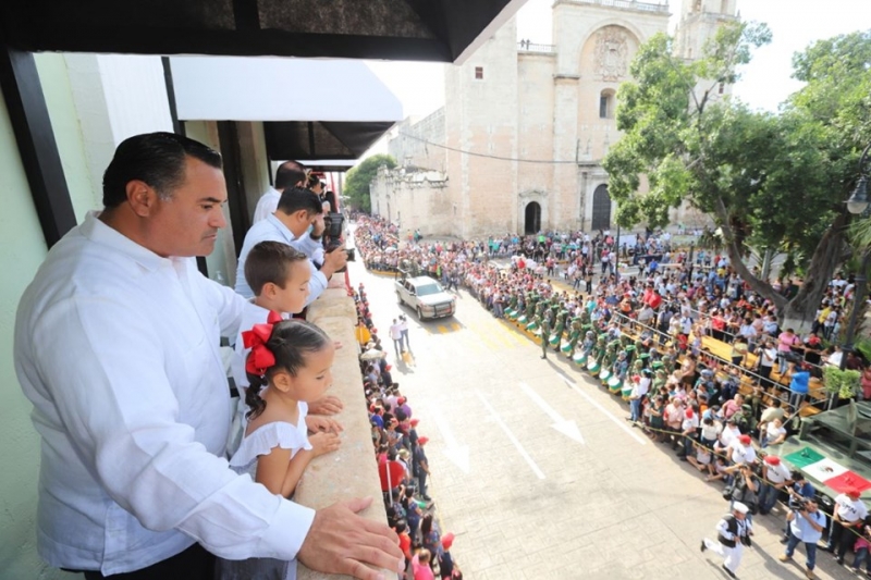 Alcalde presencia desfile cívico-militar