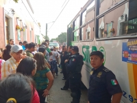 Vecinos de Cholul retienen autobuses, exigen mejor servicio de transporte 