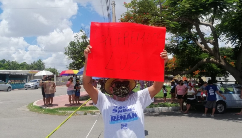 Vecinos de Pacabtún protestan por fallas en energia eléctrica