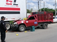 Choca contra remolque de tráiler y termina en el hospital