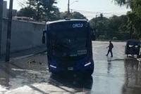 Va y ven se queda atorado en bache