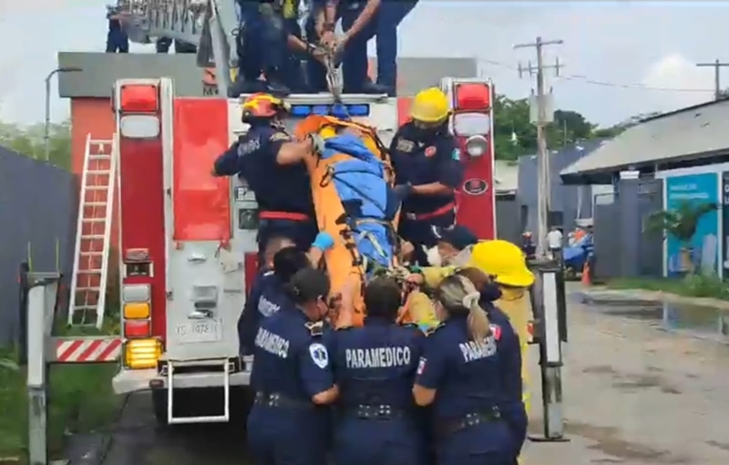 Bomberos de la SSP rescatan a obrero electrocutado