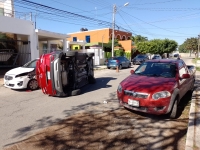 Choque provoca volcadura en Fraccionamiento Florida 