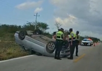 Vuelca  automóvil en la Mérida-Celestún