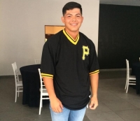 Joven melenudo firma con los Piratas de Pittsburgh