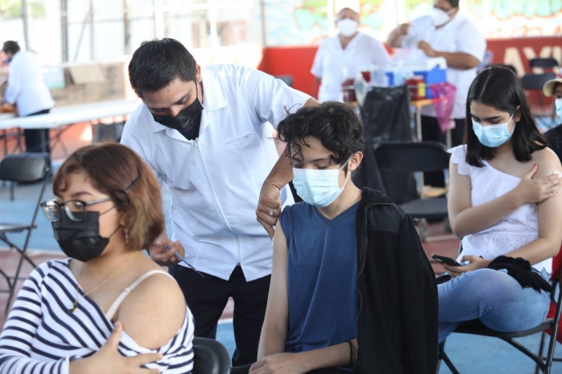 Arranca vacunación para adolescentes en Mérida