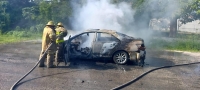 Incendio devora automóvil en Umán