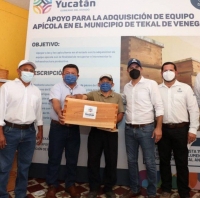 Vila entrega apoyos a productores en Tekal de Venegas