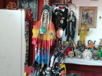 Hallan altar de la santa muerte en operativo contra narcomenudistas