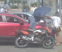 Motociclista termina sobre cofre de camioneta tras siniestro vial