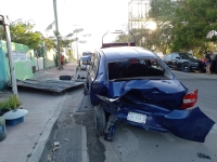 Confunde el acelerador con el freno y choca