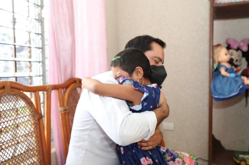 Mauricio Vila visita a niños con cáncer en el O'Horán