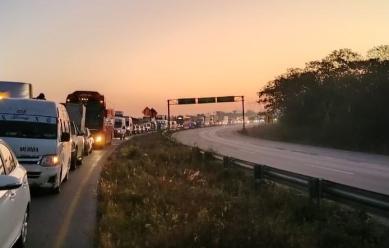 Volcadura de pipa causa caos vial