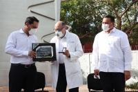 Reconocen a médicos en su día