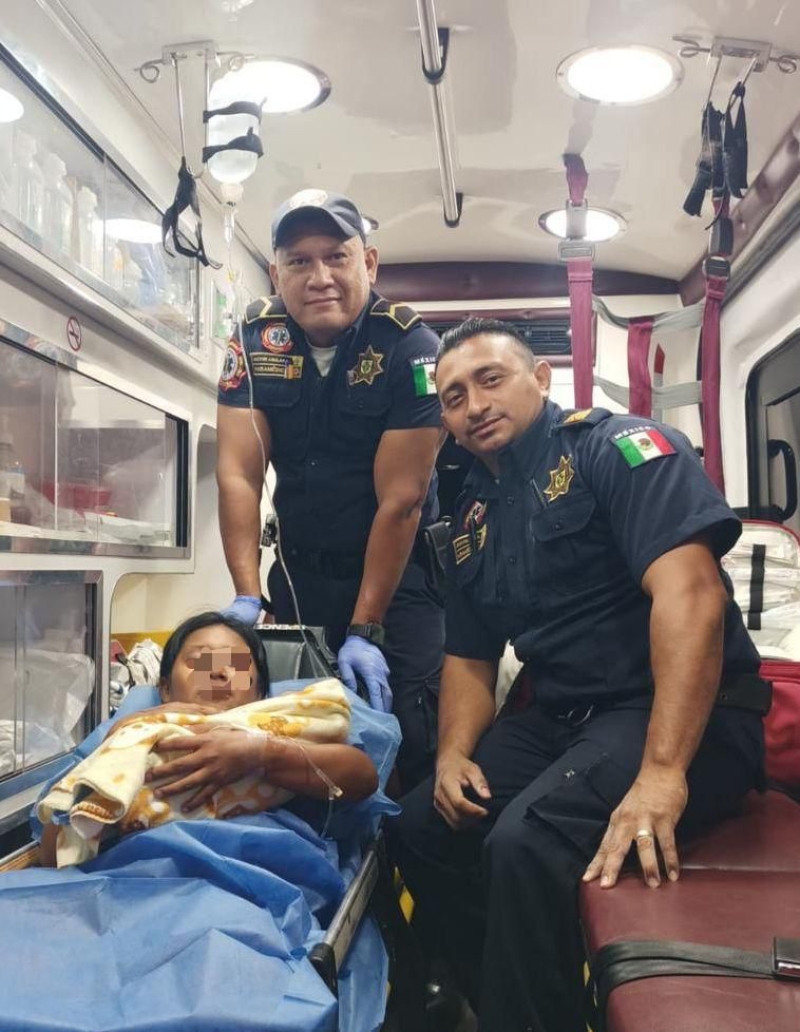 Mujer da a lo en ambulancia