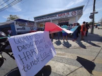 Vecinos de San José Tecoh bloquean calles por fallas eléctricas