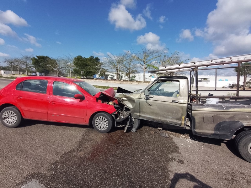 Choca al evitar atropellar a dos personas en la Mérida-Motul