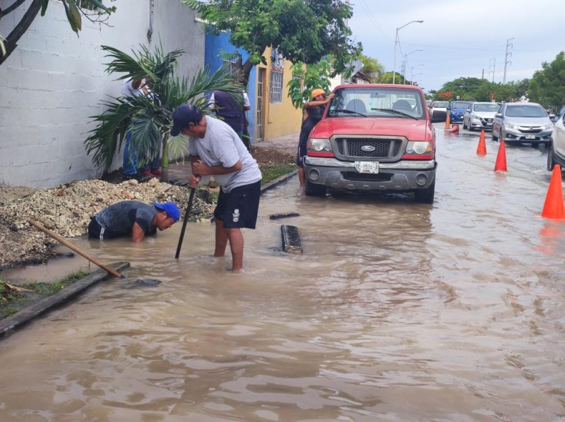 Empresa ocasiona fuerte fuga de agua en Brisas