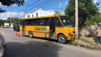 Autobús se impacta contra poste en Chuburná