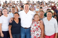 Alcalde entrega apoyos económicos a familias del Sur de Mérida