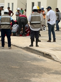Muere alarife tras caer en obra