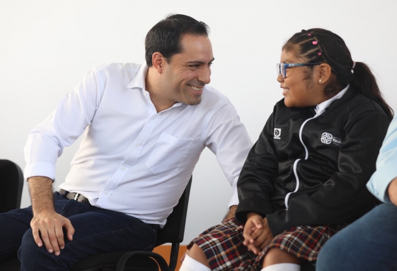 Vila Dosal entrega de lentes gratuitos a estudiantes