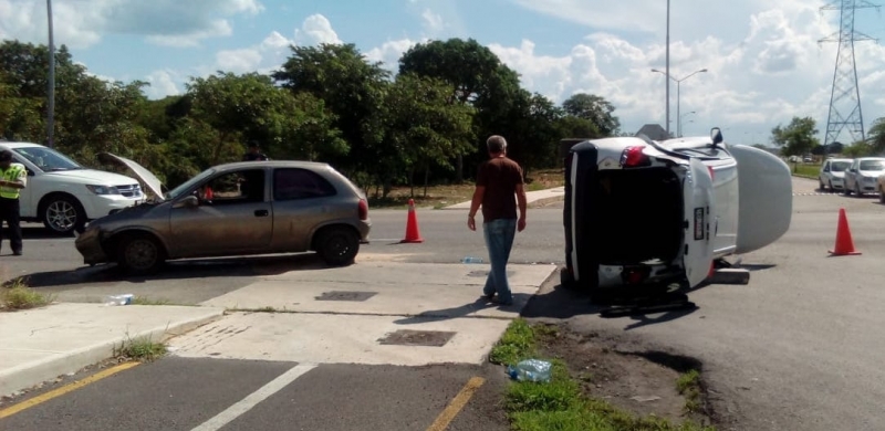 Aparatosa volcadura en Ciudad Caucel