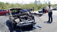 Se incendia camioneta tras sufrir siniestro vial