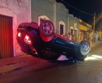 Choca, se vuelca y huye