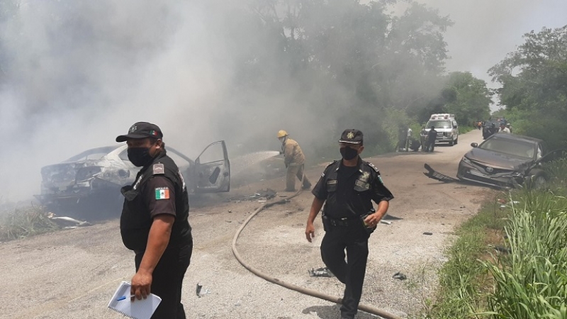 Encontronazo deja tres personas lesionadas y auto quemado