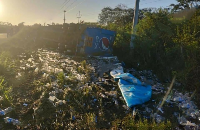 Reportan rapiña en volcadura en la Mérida-Chetumal  