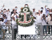 Vila Dosal deposita ofrenda floral en honor a marinos caídos