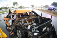 Mujer queda prensada en accidente vial