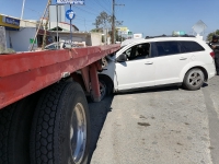 Mujer con bebé a bordo choca su camioneta contra tráiler 