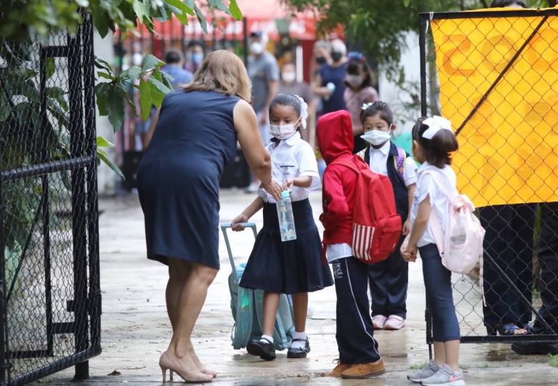 Escuelas cobran vida al recibir a estudiantes