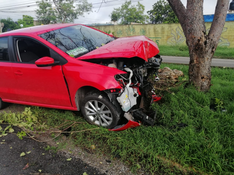 Siniestro vial deja daños materiales