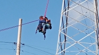 Rescatan a mujer de torre de alta tensi&oacute;n